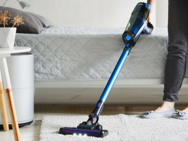 ТОП-10 дополнительных функций современных вертикальных пылесосов