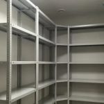 Почему металлический стеллаж лучше деревянного при больших нагрузках