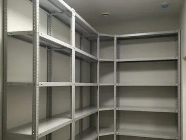 Почему металлический стеллаж лучше деревянного при больших нагрузках