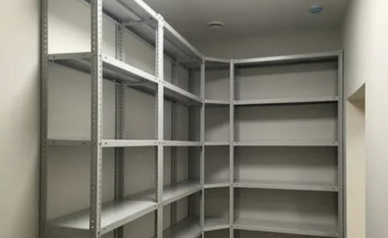Почему металлический стеллаж лучше деревянного при больших нагрузках