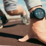 Умные часы против фитнес-браслета: что выбрать и почему