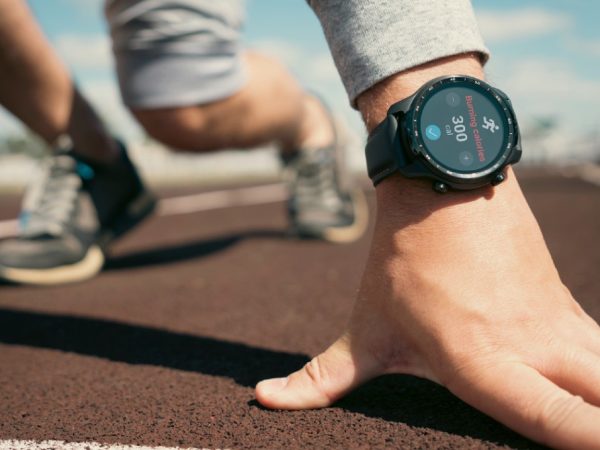 Умные часы против фитнес-браслета: что выбрать и почему