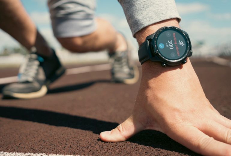 Умные часы против фитнес-браслета: что выбрать и почему